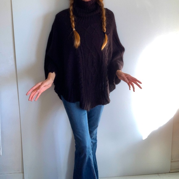 🖤PONCHO🖤 Black Knit Pom Pom Poncho in Excellent Condition 🖤 NICE and SOFT🖤 - Picture 2 of 8
